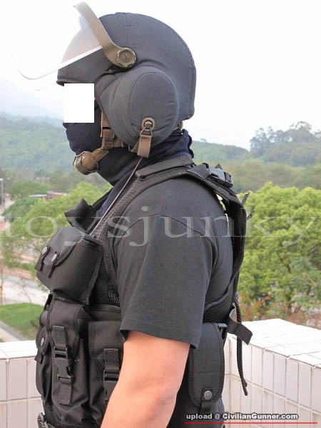 gsg9 helmet + vest.02.jpg