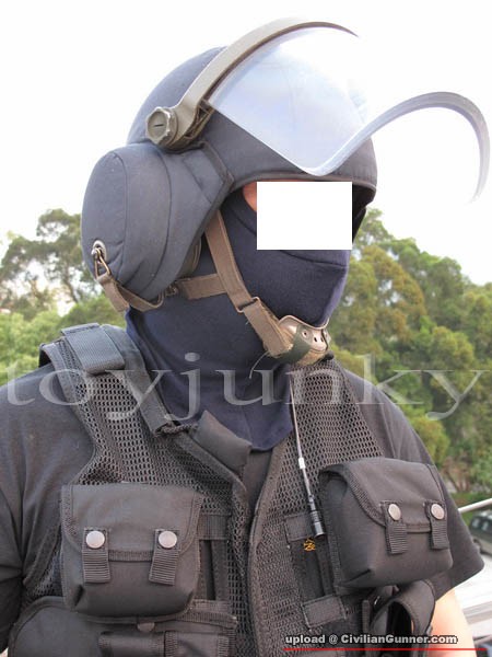 gsg9 helmet + vest.03.jpg