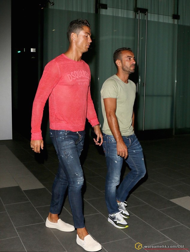 Cristiano-Ronaldo-Head-to-Toe-in-Dsquared2-Sweatshirt-and-Jeans.jpg
