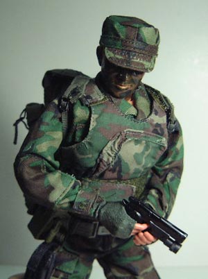 sniperjungle_handgun.jpg (29052 bytes)